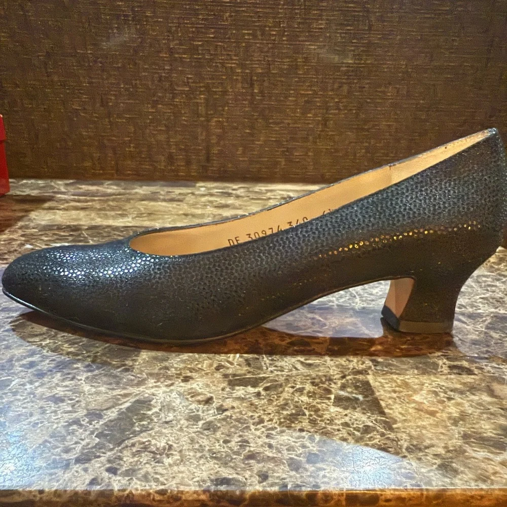 NWT Vintage Salvatore Ferragamo. Rio Nero Pebble Suede Pump. Size 6.5 AA.